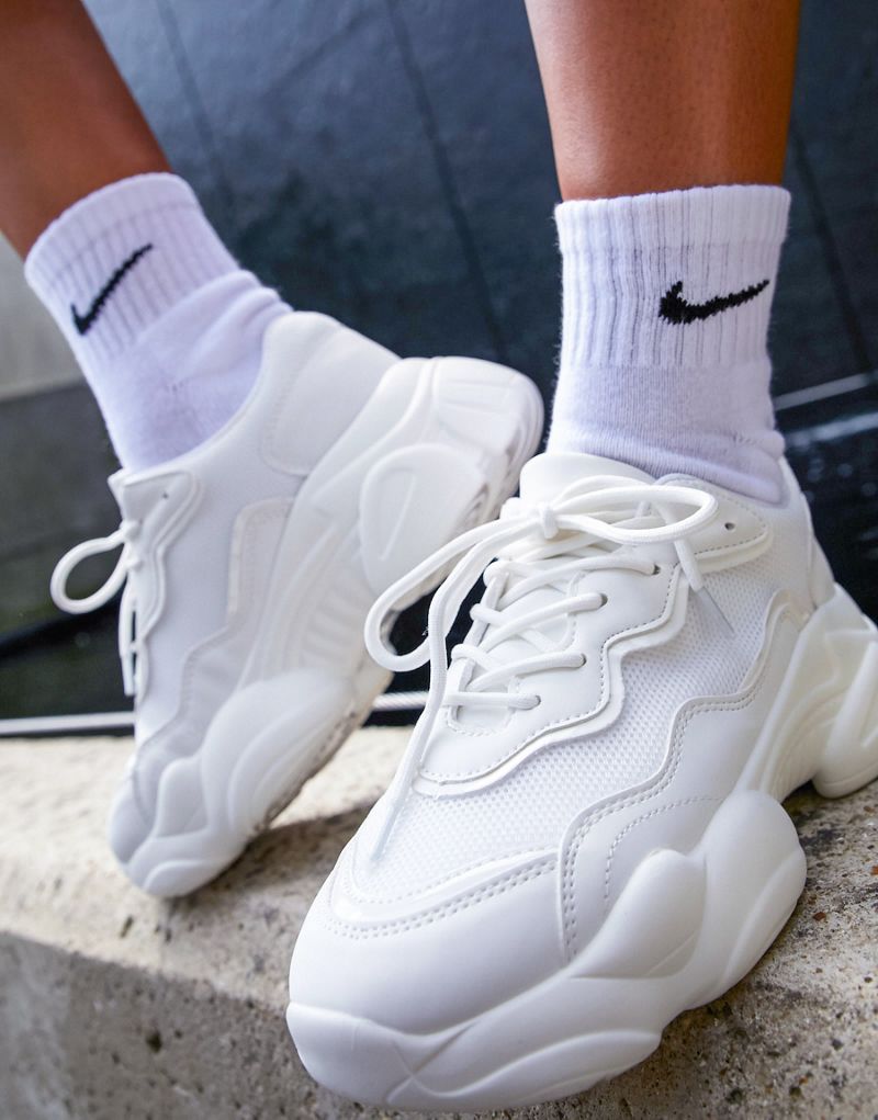 What White Sneakers Are In Style 2022