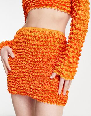 Ярко-оранжевая супер-мини-юбка с текстурой попкорна Annorlunda — часть комплекта Annorlunda