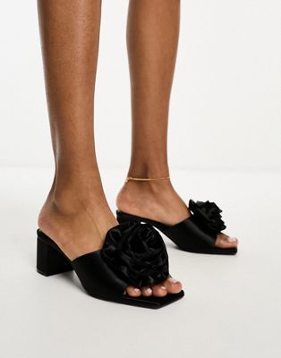 Черные атласные босоножки-мюли на каблуке с цветком Monki Monki
