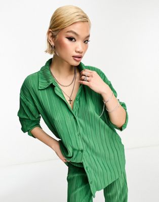 Только эксклюзивная плиссированная рубашка зеленого цвета - часть комплекта. ONLY