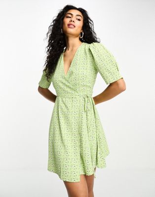 Гламурное зеленое чайное платье мини с короткими рукавами и запахом GLAMOROUS