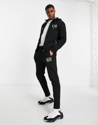 Купить Спортивные брюки Черный флисовый спортивный костюм с капюшоном и капюшоном Armani EA7 Train Core ID EA7 Emporio Armani, цвет - черный, по цене 16 510 рублей в интернет-магазине Usmall.ru