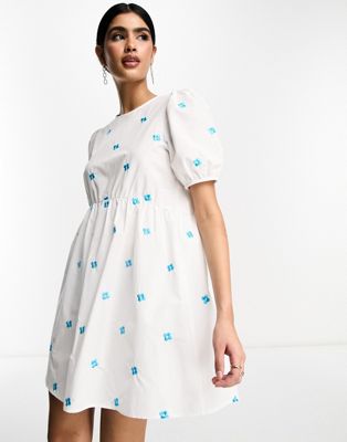 Белое свободное платье мини с вышивкой синими цветами Y.A.S Y.A.S