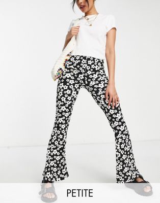 Черные расклешенные брюки в стиле ретро с цветочным принтом New Look Petite New Look Petite