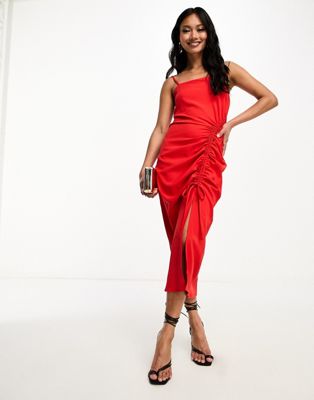 Красное платье миди со сборками и разрезом спереди In The Style x Gemma Atkinson In The Style