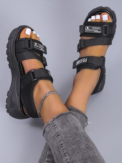 Спортивные сандалии с буквой SHEIN