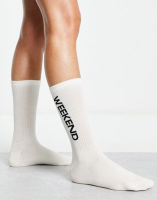 Белые носки в рубчик до середины икры с горизонтальным разрезом и логотипом ASOS Weekend Collective ASOS Weekend Collective