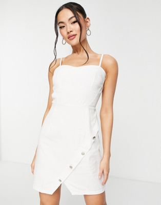 Белое асимметричное платье на пуговицах Trendyol TRENDYOL