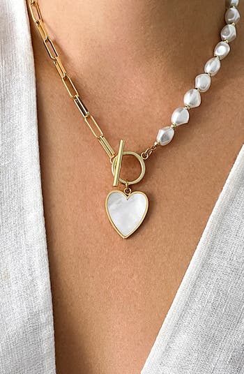 Ожерелье с подвеской в форме сердца из 14-каратного желтого золота с жемчугом толщиной 10 мм ADORNIA