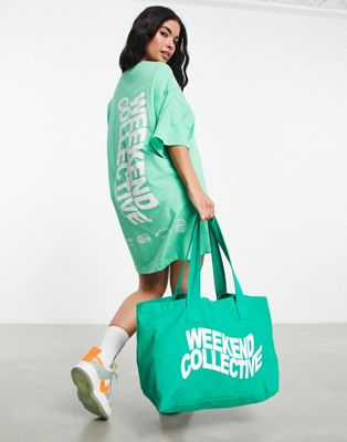 Зеленое платье-футболка оверсайз с волнистым логотипом на спине ASOS Weekend Collective ASOS Weekend Collective