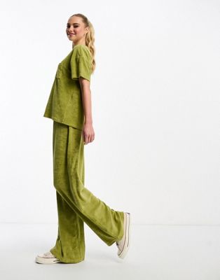 Махровые брюки JDY оливково-зеленого цвета — часть комплекта. JDY