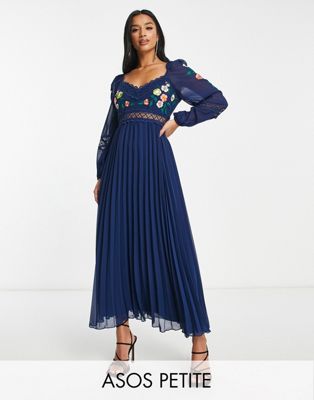 Женское платье средней длины ASOS DESIGN Petite с вышивкой и вставками из кружева в темно-синем цвете ASOS Petite