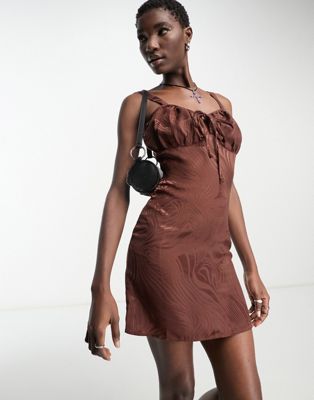 Атласное жаккардовое платье мини на бретельках Heartbreak шоколадно-коричневого цвета Heartbreak
