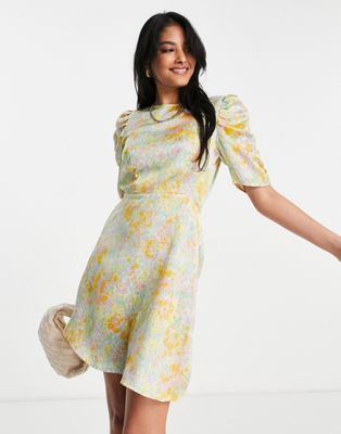Атласное мини-платье Vero Moda с рюшами и пастельными цветами VERO MODA