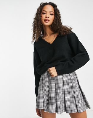 New Look knit v neck sweater in black New Look