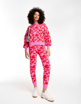 Леопардовые трикотажные спортивные штаны Never Fully Dressed розового и красного цвета — часть комплекта NEVER FULLY DRESSED