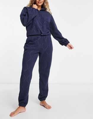 Темно-синие тренировочные брюки и спортивные штаны из микрофлиса с волнистым тиснением и половиной молнии ASOS DESIGN Lounge ASOS DESIGN