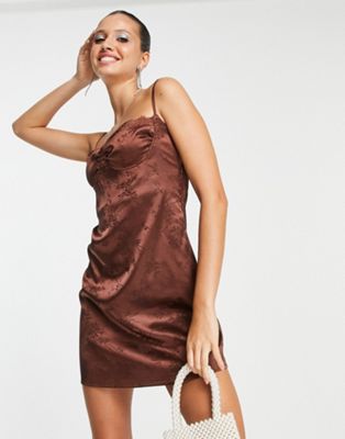 Атласное жаккардовое платье мини с бретелями на спине Lola May шоколадно-коричневого цвета Lola May