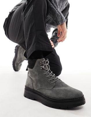Серые замшевые ботинки на шнуровке ASOS DESIGN ASOS DESIGN