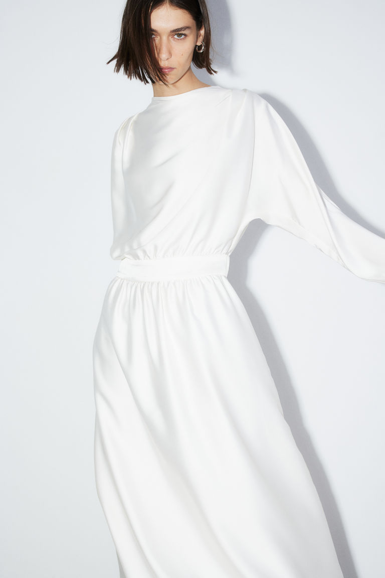 Приталенное атласное платье H&M