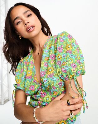 Блузка-футболка на пуговицах и присборенной талии с ярким цветочным принтом ASOS DESIGN ASOS DESIGN