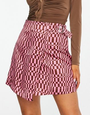 Розовая атласная мини-юбка с запахом Missguided в шахматную клетку — часть комплекта Missguided