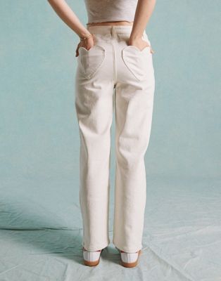 Светло-бежевые джинсы прямого кроя с карманами и сердечками Miss Selfridge Miss Selfridge
