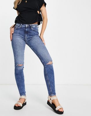 Только джинсы скинни с высокой посадкой и потертостями на коленях средней стирки. ONLY