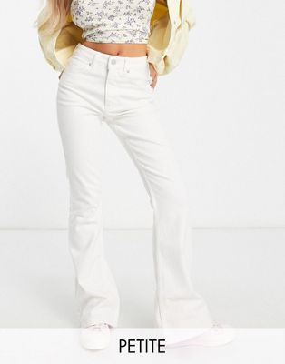 Кремовые расклешенные джинсы со средней посадкой New Look Petite New Look