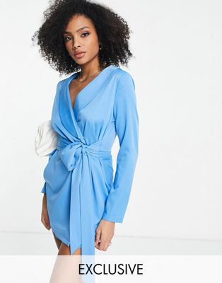 Эксклюзивное синее платье-блейзер с завязками спереди In The Style In The Style