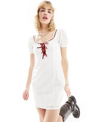 Белое кружевное мини-платье доярки Daisy Street с красной лентой Daisy Street