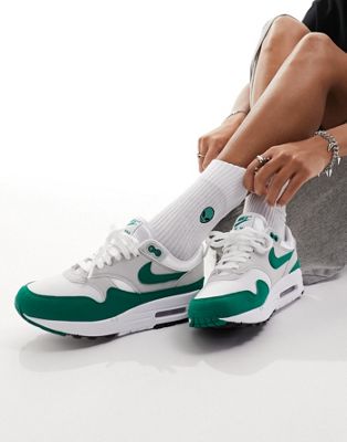 Зеленые кроссовки Nike Air Max 1 Nike