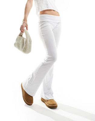 Белые расклешенные брюки со складками на поясе Bershka Bershka