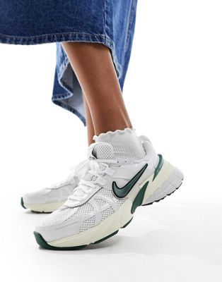  Женские кроссовки для повседневной жизни Nike V2K Run в белом и зеленом цветах Nike