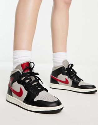  Кроссовки Nike Air Jordan 1 Mid в черном, сером и красном - унисекс, категория Спортивные кроссовки Nike