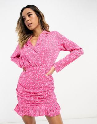 Платье-рубашка In The Style с запахом и рюшами по низу с розовым точечным принтом In The Style