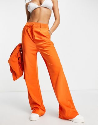 Расклешенные брюки прямого кроя Frolic из оранжевого атласа — часть комплекта. The Frolic