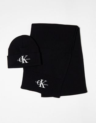 Calvin Klein Jeans дарит черную шапку с монограммой и логотипом Calvin Klein