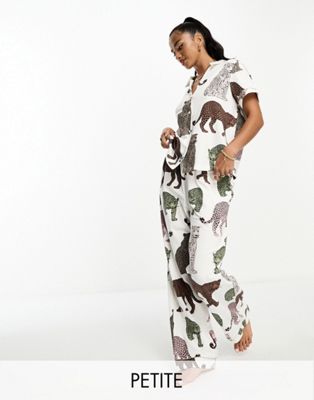 Кремово-белый хлопковый пижамный комплект с короткими рукавами и брюками Chelsea Peers Petite в тон с леопардовым принтом Chelsea Peers