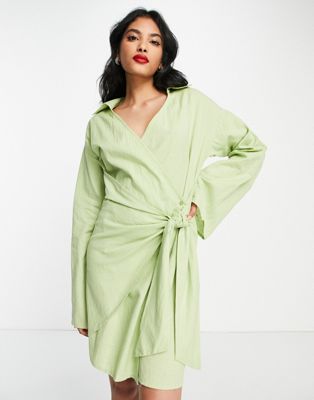 Зеленое платье мини с запахом и воротником Pretty Lavish Pretty Lavish