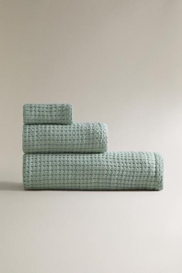 WAFFLE-KNIT COTTON BATH TOWEL Zara Home