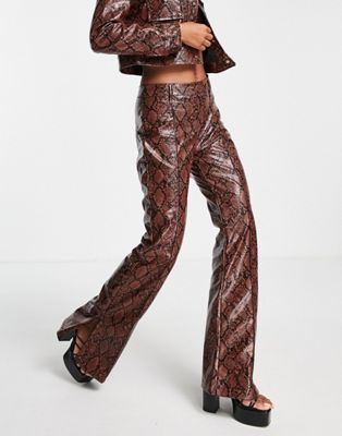 Коричневые брюки-клеш из искусственной кожи со змеиным эффектом Bershka — часть комплекта Bershka