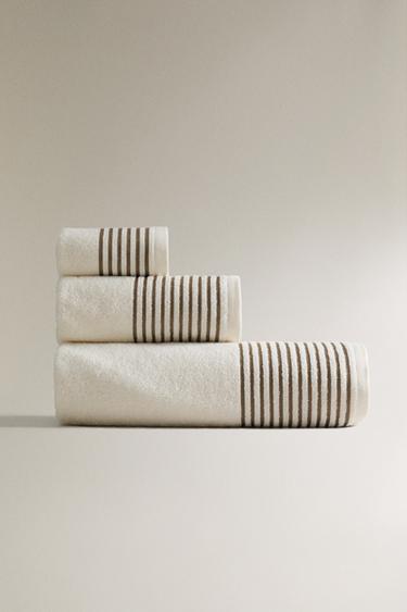 Банное полотенце из 100% хлопка с полосатой окантовкой Zara Home