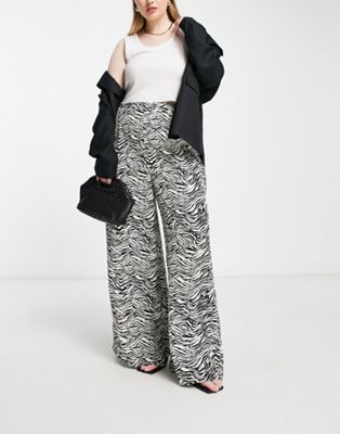 Эксклюзивные широкие брюки с принтом под зебру In The Style Plus x Yasmin Devonport In The Style