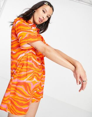 Оверсайз платье Urban Threads с воротником-поло и оранжевым принтом вихрь Urban Threads