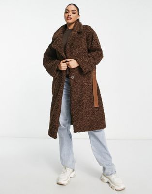 Шоколадно-коричневое длинное пальто в стиле тедди с поясом из полиуретана QED London QED London