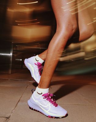 Кроссовки Nike Running React Pegasus Trail 4 кремово-белого и ярко-розового цвета Nike
