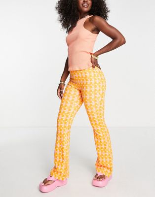 Оранжевые расклешенные брюки с принтом в стиле 70-х годов Cotton On COTTON ON