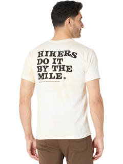 Футболка Hikers Do It by the Mile Tee Parks Project из 100% хлопка с круглым вырезом и графикой спереди и сзади Parks Project