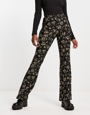 Черные брюки-клеш с цветочным принтом QED London QED London
